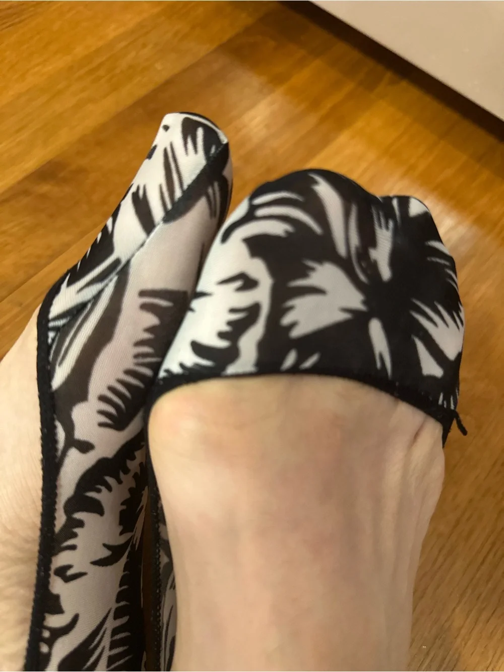 Women’s Black & White Floral Slip-On Dance Liners socks